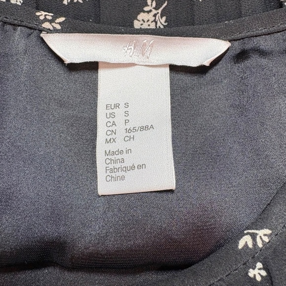 H&M Easy Care Poly Fully Lined & Pleated Throughout Maxi Dress Spaghetti Straps - Picture 5 of 10